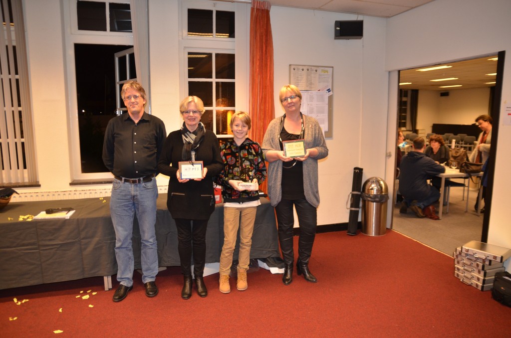 Drie Nederlands Kampioenen: Ria Rep, Luuk van Balkum en Eveline Broers (links voorzitter Anton Kösters).